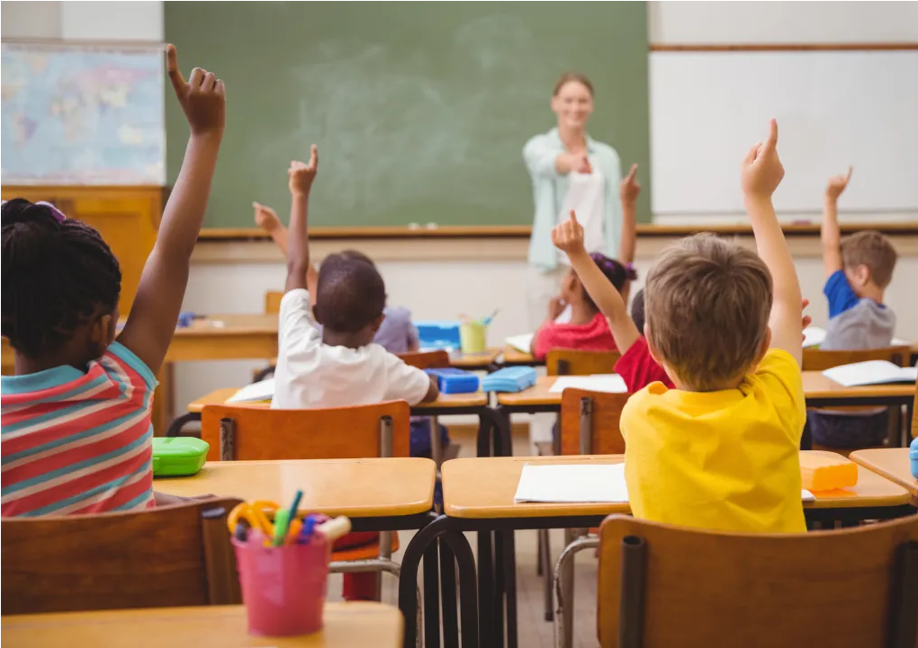 Grupo de estudiantes participando en una actividad de aula