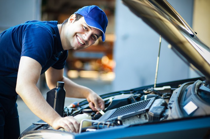 Técnico revisando el motor de un vehículo